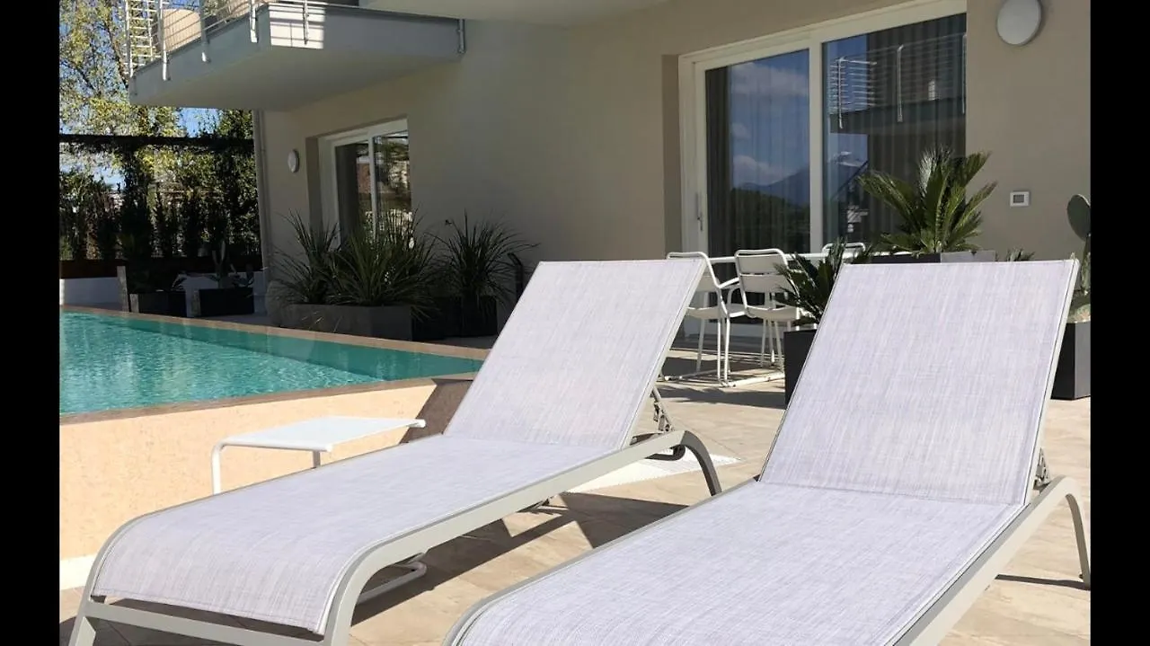 *Central Lakeside Apt*Swimming Pool & Free Parking Peschiera del Garda 0*,  Italië